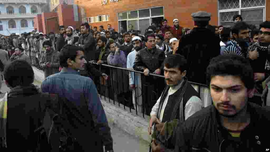 Une se rassemble dans un hôpital où les victimes d'une attaque des talibans sont traités à Peshawar, au Pakistan, le 16 décembre 2014.