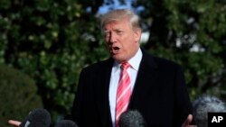 川普總統星期二準備前往佛羅里達過感恩節前對記者講話