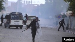 La police anti-émeute pourchasse des manifestants à Kasserine, Tunisie, 20 janvier 2016.
