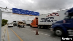 Camiones esperan para pasar aduanas en el Puente World Trade en Nuevo Laredo, Mexico. Nov. 2, 2016.