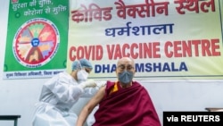 Tibetanski duhovni vođa Dalaj Lama prima dozu vakcine protiv koronavirusa u centru za vakcinaciju u Daramsali u Indiji, 6. marta 2021. (Fotografija dostavljena Reutersu iz kancelarije Dalaj Lame.) 