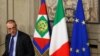 L'ancien haut responsable du Fonds monétaire international (FMI), Carlo Cottarelli, s'adresse aux médias après une rencontre avec le président italien Sergio Mattarella au palais du Quirinal à Rome, en Italie, le 28 mai 2018.