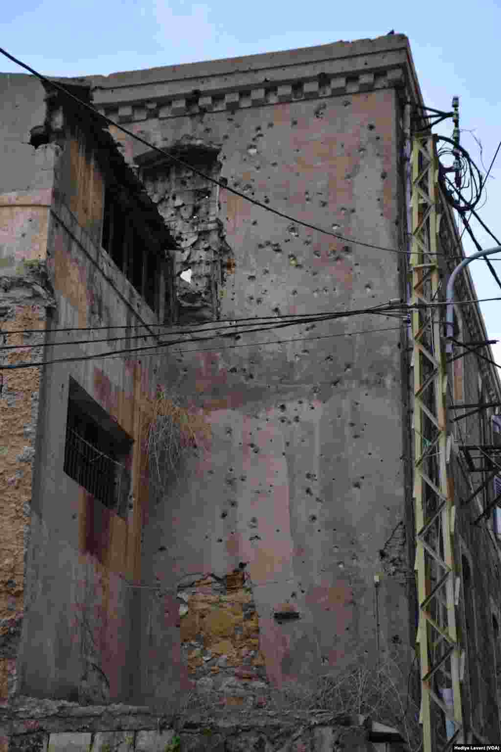Duvarlarında kurşun delikleri olan, bakımsız kaldığı dış cephesinden anlaşılan eski tip yapılar hızla yükselen modern binaların ve gökdelenlerin gölgesinde kalıyor. 