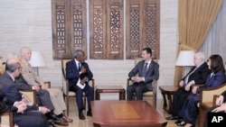 Special Envoy for Syria Kofi Annan, center left, Norwegian Maj. Gen. Robert Mood, head of the U.N. observer team in Syria, 3rd left, Syrian President Bashar Assad, center right, and Syrian FM Walid Moallem, 2nd right in Damascus, Tuesday, May 29, 2012. 