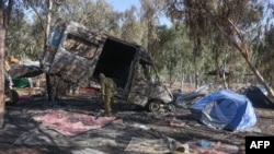 Soldados israelitas vasculham o local do ataque por militantes palestinianos no Supernova Desert Music Festival, perto do kibutz Reim, no deserto de Negev, no sul de Israel, em 12 de outubro de 2023.