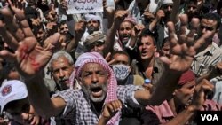 Demonstrasi anti pemerintah yang dilakukan di kota Taiz, Yaman selatan Minggu (17/4).