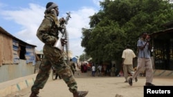 Tentara Somalia berpatroli di sebuah jalan menyusul serangan bom bunuh diri dan senjata di Afgoye, Somalia, 19 Oktober 2016.