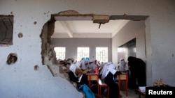 Wanafunzi wakiwa katika jengo la shule lililo shambuliwa na muungano unaoongozwa na Saudi Arabia.