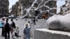 Orang-orang berjalan di Piazza del Popolo, Roma tengah saat gelombang panas melanda Italia, 17 Juli 2023.