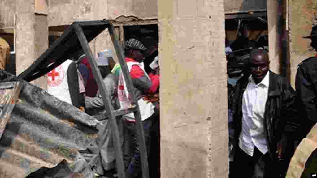 Des personnes inspectent des magasins endommagés par l'explosion d'une bombe lundi sur un marché de Bauchi, au Nigeria.
