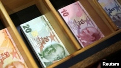 Turkish lira banknotes are pictured at a currency exchange office in Istanbul, Turkey, Aug. 13, 2018. 