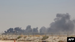 Asap mengepul dari fasilitas minyak Aramco di Abqaiq sekitar 60km (37 mil) barat daya Dhahran di provinsi timur Arab Saudi pada 14 September 2019. - Serangan Drone memicu kebakaran di dua fasilitas minyak Saudi Aramco. (Foto: AFP)