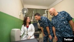 Médicos estadounidenses y cubanos trabajan juntos para ayudar a los haitianos en el hospital St. Luc's en Puerto Príncipe, Haití.