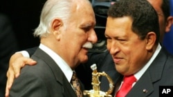 Según el ex juez, José Vicente Rangel (en la foto con Chávez) dirige una organización criminal denominada Banda de Los Enanos.