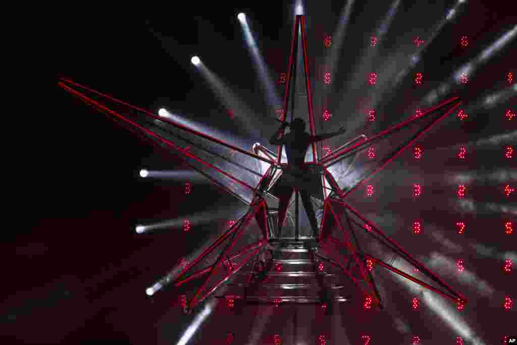 នាង Katy Perry សម្តែងនៅលើឆាកតន្រ្តី «Witness: The Tour» នៅមជ្ឈមណ្ឌល Staples Center ក្នុងទីក្រុង Los Angeles កាលពីថ្ងៃទី០៧ វិច្ឆិកា ២០១៧។