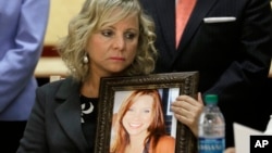 Debbie Ziegler se aferra a una foto de su hija Brittany Maynard, la mujer californiana por la que se aprobó la ley de muerte asistida en California.