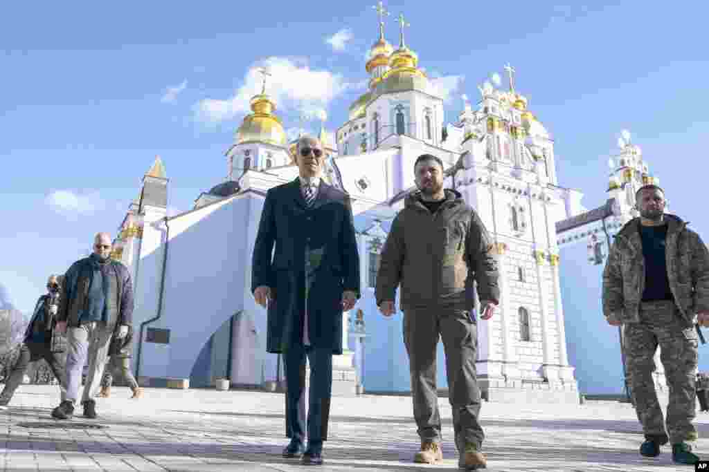 20 февраля 2023 года. Джо Байден и президент Украины Владимир Зеленский в Киеве. Необъявленный визит главы Белого дом в украинскую столицу стал очередным напоминанием о продолжающейся поддержке Киева со стороны США. Хотя Байден посетил Украину лишь однажды, другие члены его администрации &mdash; например, главы Госдепартамента и Пентагона &mdash; делали это многократно.