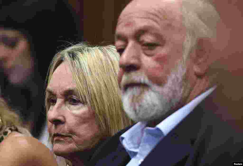 June and Barry Steenkamp, parents of Reeva Steenkamp, listen to the verdict for Oscar Pistorius at the North Gauteng High Court in Pretoria, Sept.11, 2014. 
