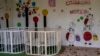 Dua tempat tidur bayi yang kosong di sebuah rumah bermain Kherson di Kherson, Ukraina selatan, Jumat, 25 November 2022. (Foto: AP/Bernat Armangue)