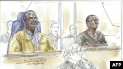 Sur ce croquis fait lors d’une audience, Tito Barahira (deuxième rangée à gauche) et Octavien Ngenzi (deuxième rangée à droite), deux anciens maires rwandais qui sont accusés d'avoir orchestré "exécutions massives et systématiques sommaires" dans le génocide de 1994 au Rwanda, assistent à leur procès au palais de justice de Paris, 10 mai 2016. AFP PHOTO / BENOIT Peyrucq