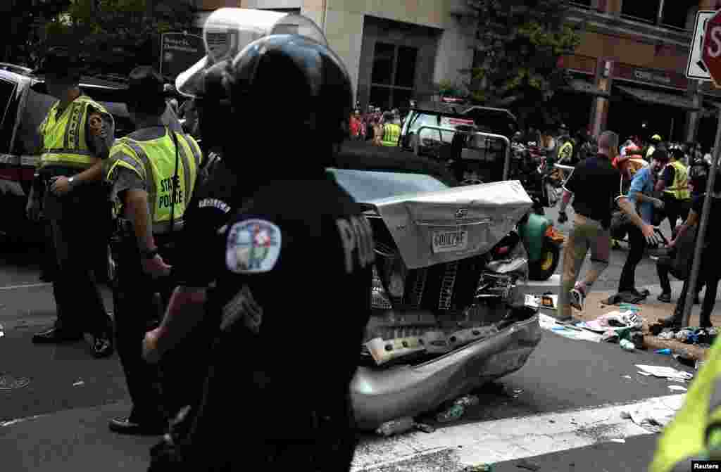 Les premiers secours se déploient autour d’un véhicule qui a foncé sur un groupe de manifestants opposés aux partisans de l’extrême droite lors d’un rassemblement à Charlottesville, Virginia, 11 août 2017. Une personne décèdera suite à cette attaque.