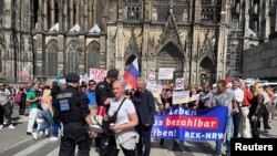 Pro-Russian demonstrators protest amid Russia's invasion of Ukraine, in CologneElena Kolbasnikova, organizatorica i voditeljica proruskih skupova, porijeklom iz Ukrajine, na skupu u Kölnu, Njemačka, 4. rujna 2022.
