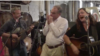 Tim Kaine muestra sus habilidades musicales