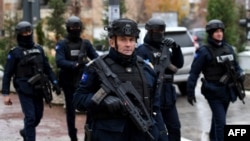 Službenici kosovske policije patroliraju ulicama Mitrovice, koja je etnički podeljena između Srba na sjeveru i Albanaca na jugu, 30. novembra 2024. godine, dok je Kosovo pojačalo mjere bezbjednosti oko kritične infrastrukture.