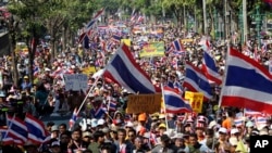Demonstran anti pemerintah Thailand memenuhi jalan di Bangkok, Thailand, 22 Desember 2013.