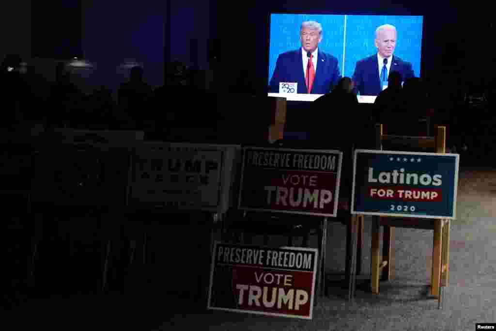 Partidarios de Donald Trump contemplan el último debate presidencial entre Trump y Joe Biden en una reunión organizada dentro de la oficina del Partido Republicano del condado de Eau Claire en Altoona, Wisconsin.