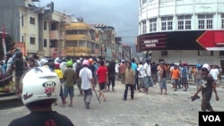Bentrokan antar kelompok masyarakat di Ambon (11/9). Pengamat menilai pemerintah wajib untuk menuntaskan masalah-masalah dan mediasi pasca konflik sosial.