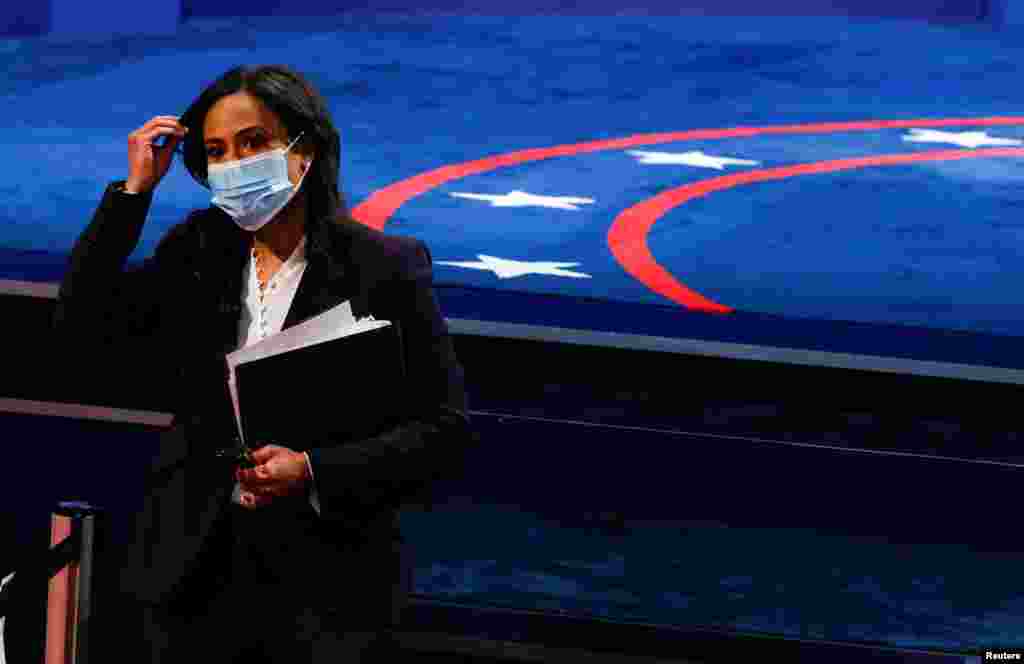 Momento en que la moderadora del debate Kristen Welker, de NBC News, se retira tras concluir el cara a cara.