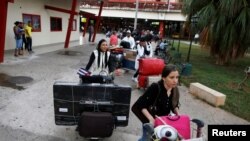 Médicos cubanos llegan a La Habana procedentes de Brasil después de que el presidente brasileño, Jair Bolsonaro, cortó el programa "Más Médicos" con La Habana.