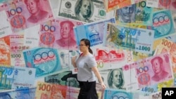 Las conversaciones entre China y EE.UU. se estancaron en mayo. EE.UU. anunció planes de aumentar los aranceles a los bienes chinos por un valor de 300.000 millones de dólares a partir del 1 de septiembre, pero algunos de los incrementos fueron pospuestos al 15 de diciembre.