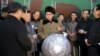 지난해 3월 김정은 북한 국무위원장이 핵탄두 기폭장치로 보이는 물체 앞에 서있는 모습을 조선중앙통신이 공개했다. 당시 통신은 김정은 위원장이 핵무기 연구 부문 과학자, 기술자들을 만나 핵무기 병기화 사업을 지도했다고 보도했다.