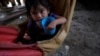Yesmin Anayeli, una niña de 22 meses diagnosticada con desnutrición severa, sostiene una taza después de beber Incaparina, un alimento vegetal proteico entregado por el gobierno, en su casa, en La Ceiba, Guatemala, el 9 de octubre de 2020.