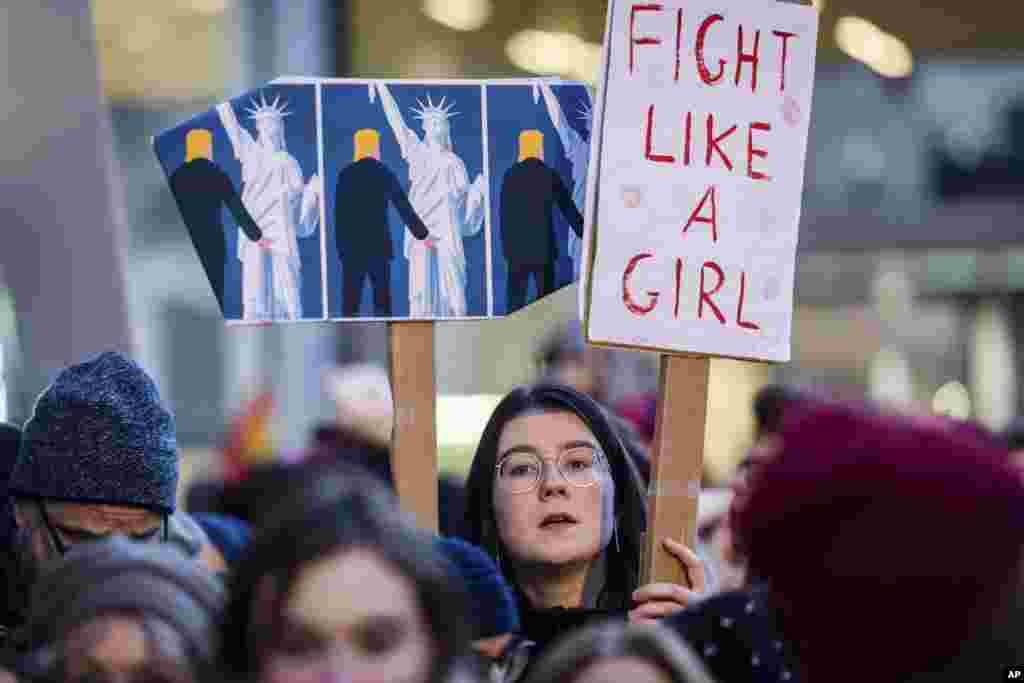 Warga Brussels, Belgia, memegang lilin dalam protes untuk solidaritas terhadap demonstran Women's March di Washington (21/1). (AP/Geert Vanden Wijngaert)