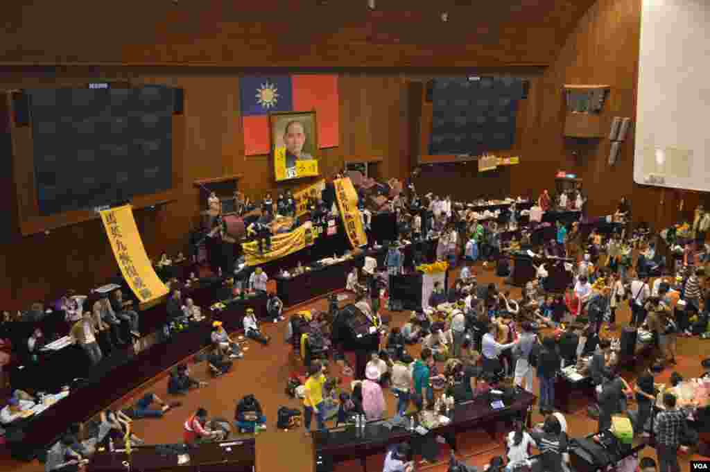 學生佔領立法院議場主席台（美國之音申華拍攝）