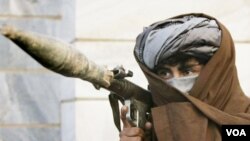Anggota kelompok Taliban mengusung peluncur roket (foto: dok).