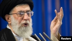 Le guide suprême iranien, l'ayatollah Ali Khamenei, parle lors des prières du vendredi à Téhéran, le 14 septembre 2007.