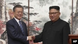 El líder de Corea del Norte, Kim Jong Un y el presidente de Corea del Sur, Moon Jae-in, se estrechan la mano tras la firma de un acuerdo en Pyongyang el miércoles, 19 de septiembre de 2018. 