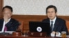 황교안 한국 대통령 권한대행 국무총리(오른쪽)가 17일 정부 서울-세종청사 간 영상국무회의에서 발언하고 있다.
