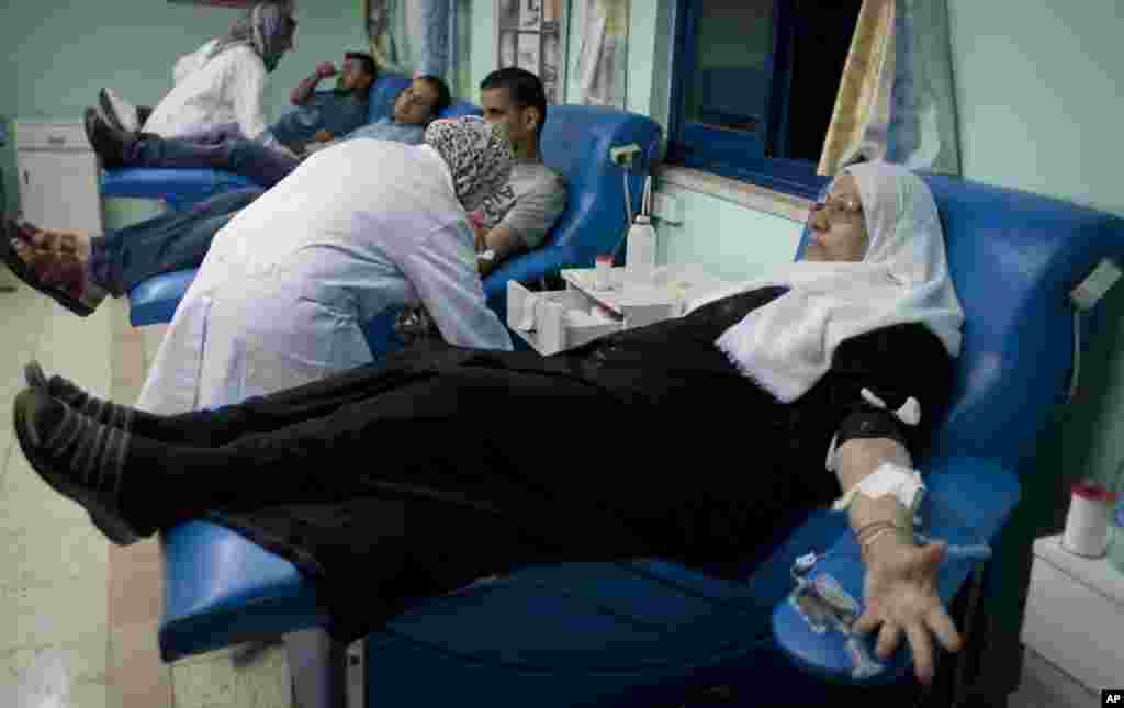 Palestinian volunteers donate blood at the blood bank of Ramallah Hospital in the West Bank, July 25, 2014.