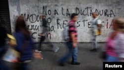Graffiti en una pared del distrito de Chacao en Caracas, donde continúan las protestas.