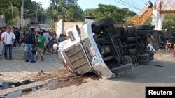 Une remorque transportant des migrants dans le sud du Mexique est couché sur le côté après un accident dans l'État du Chiapas qui a coûté la vie à au moins 55 personnes, le 9 décembre 2021.