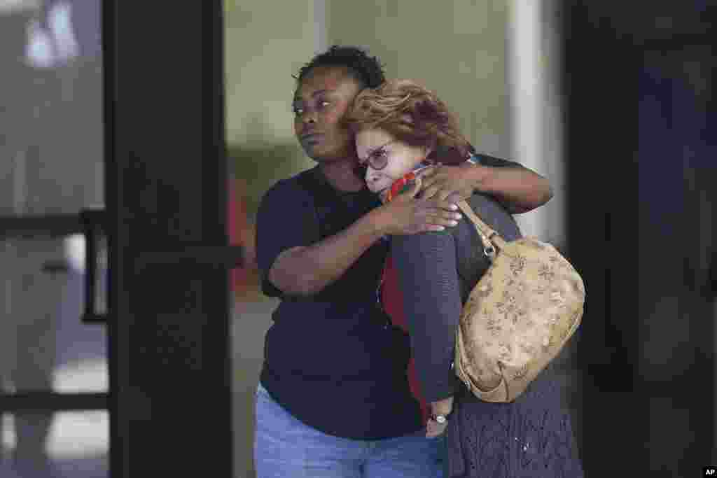 Deux femmes se tiennent ensemble au centre communautaire où des membres de famille viennent chercher des nouvelles de leurs proches rescapés après la fusillade qui a fait 14 morts et 21 blessés dans un centre communautaire à San Bernardino, en Californie, 2 décembre 2015. 