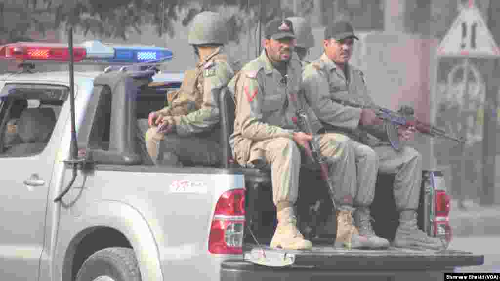Les forces de police et de l'armée se sont précipitées à l'école, ont ensuite encerclé la zone dès qu'ils ont reçu des nouvelles de l'attaque, Peshawar, Pakistan, le 16 décembre 2014. (VOA)