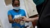 Un cliente paga en dólares una compra en un mercado agrícola en Caracas, Venezuela, el 22 de diciembre de 2020.