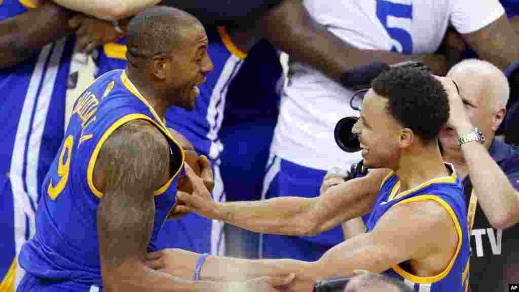 Stephen Curry (30) a bangaren dama da Andre Iguodala (9) 'yan kungiyar Golden state suna murnar bayan da suka zama zakarun bana, 16, ga watan Yuni,2015.