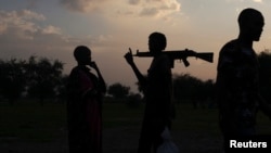 Un homme armé et une femme de la tribu Luo Nuer discutent dans le comté de Yuai Uror, au Soudan du Sud, le 24 juillet 2013. REUTERS / Andreea Campeanu (SOUDAN DU SUD - Tags: SOCIÉTÉ POLITIQUE CIVIL UNREST CRIME DROIT) - RTX11XLA